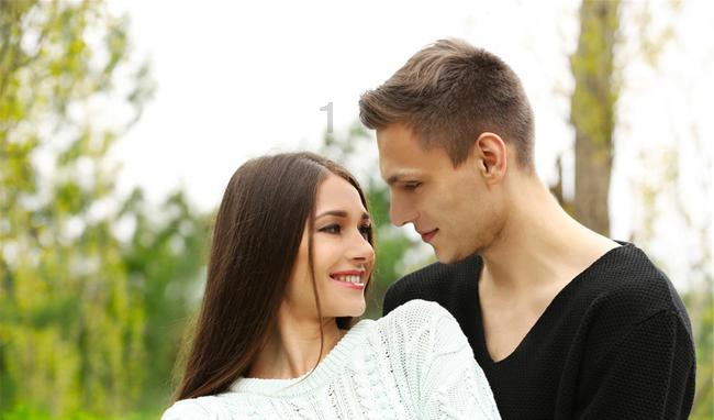 老公带着孩子去跟他前妻给孩子过生日不告诉现任妻子这正常吗？游戏画面
