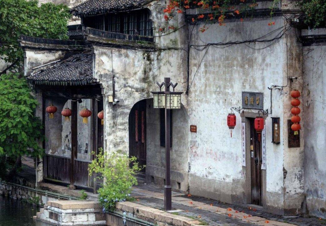 黑白花纹开领长衫、喇叭裤和T子细高跟鞋，打造时尚复古造型